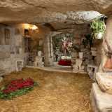 ...panchine in pietra, finanche acquasantiere...